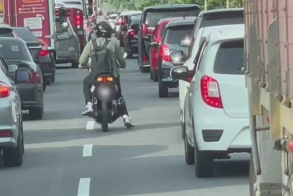 Image from: Penunggang motosikal nekad iringi ambulans demi tebus kekesalan