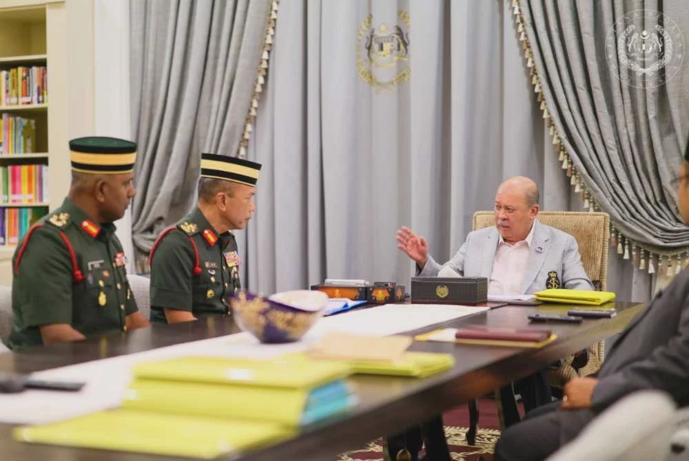 Image from: Agong terima menghadap Pengerusi SPR, Panglima Angkatan Tentera