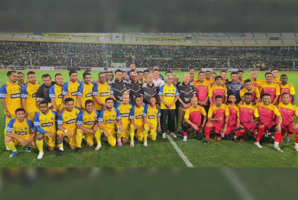 Image from: Lebih 30,000 peminat bola sepak banjiri Stadium Darul Makmur