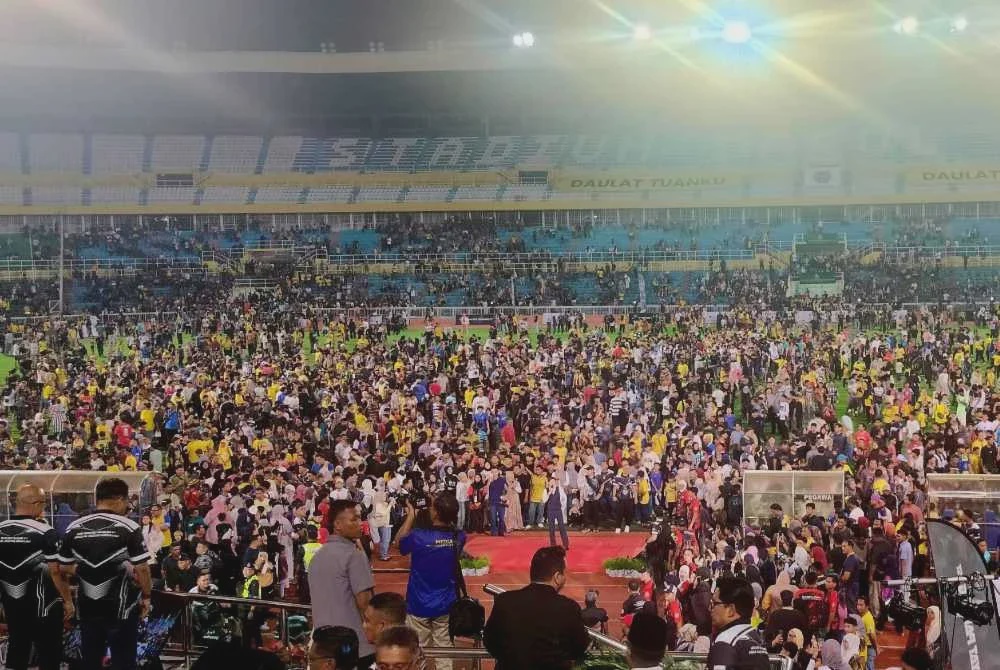 Image from: Lebih 30,000 peminat bola sepak banjiri Stadium Darul Makmur