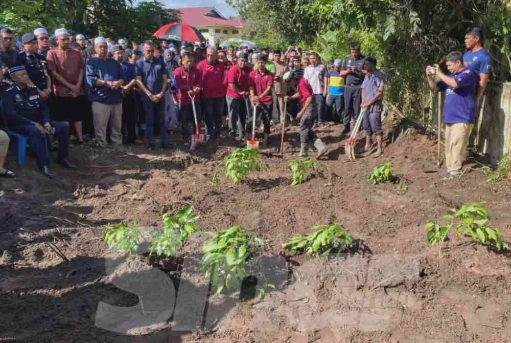 Image from: Nahas enam maut: Jenazah lima sekeluarga dikebumikan dalam satu liang lahad