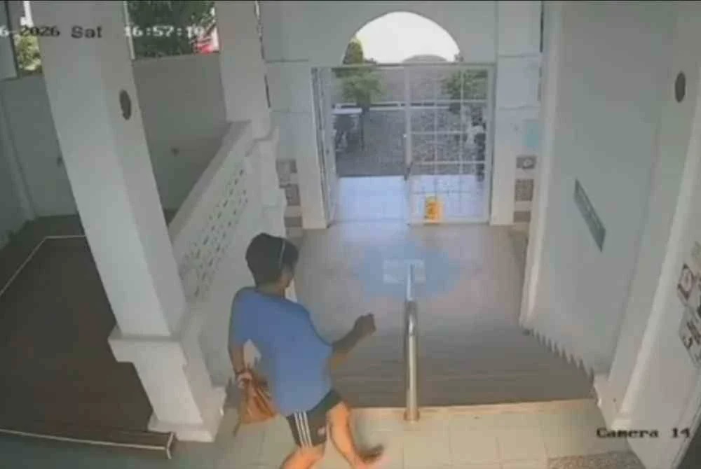 Image from: Polis buru suspek curi beg penuntut ketika solat di masjid