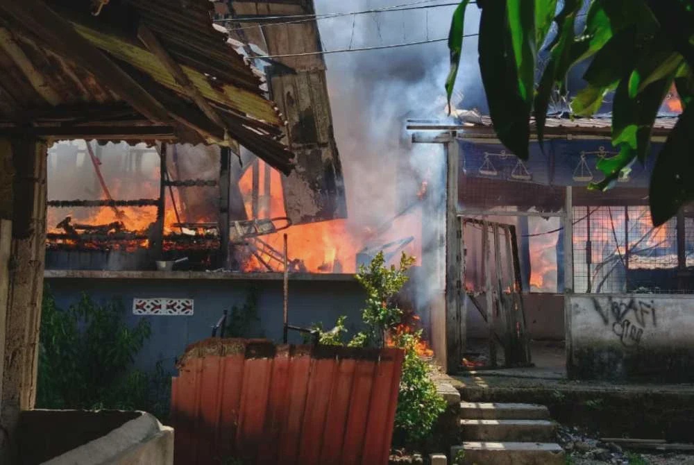 Image from: 10 rumah musnah dalam kebakaran di Kampung Cina