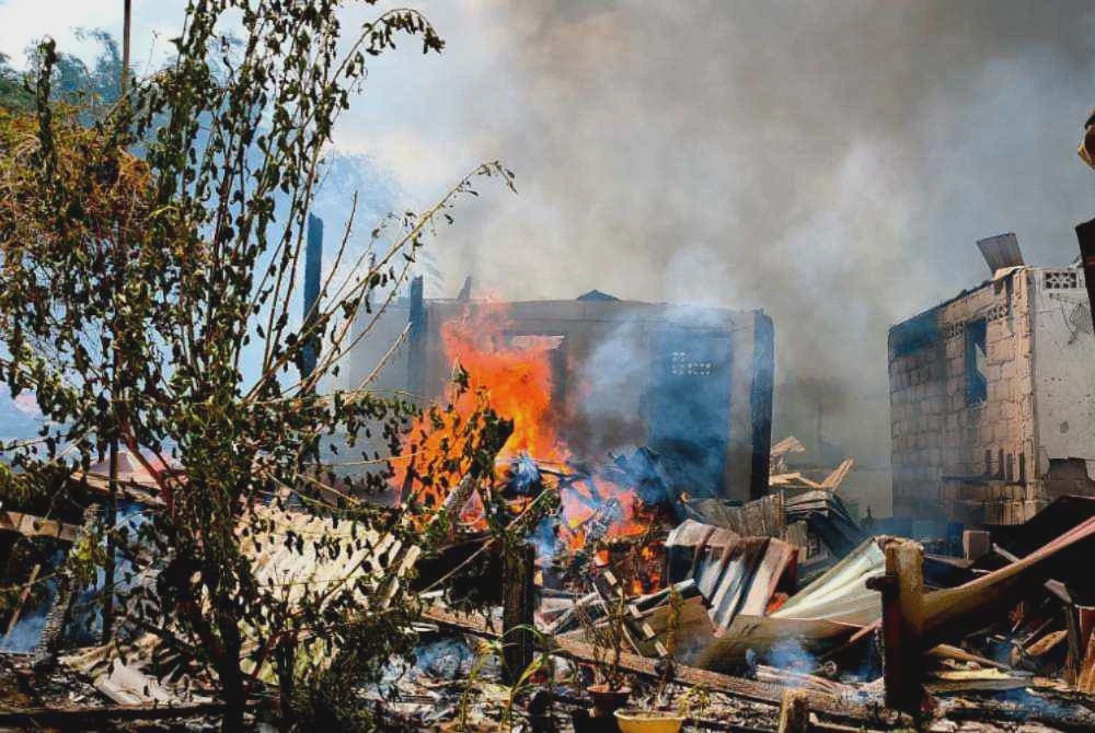 Image from: 'Rumah baharu siap hangus terbakar depan mata'