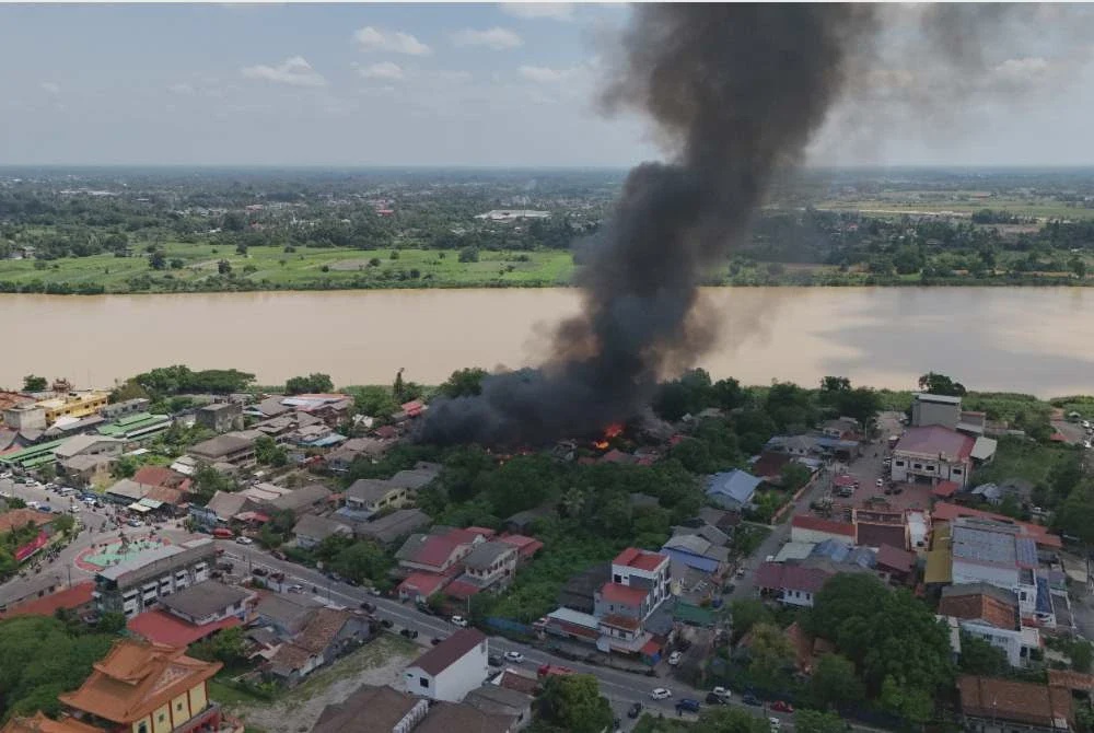 Image from: 'Rumah baharu siap hangus terbakar depan mata'
