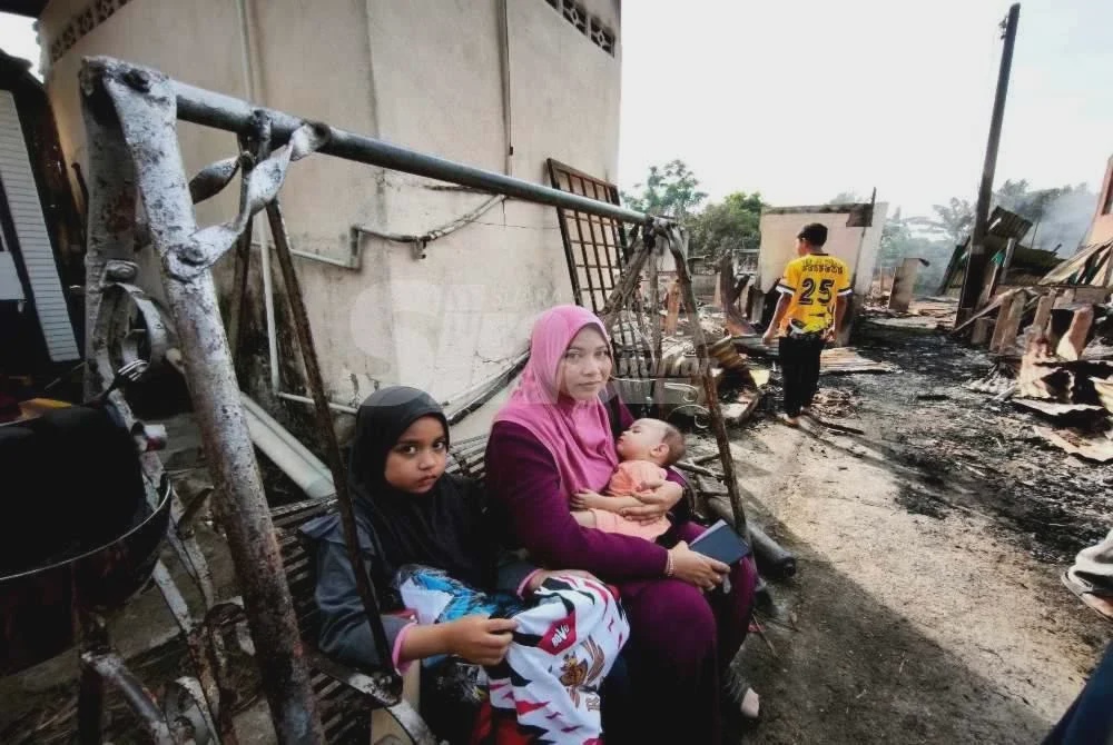 Image from: 29 rumah terbakar: Mangsa selongkar abu cari emas hangus