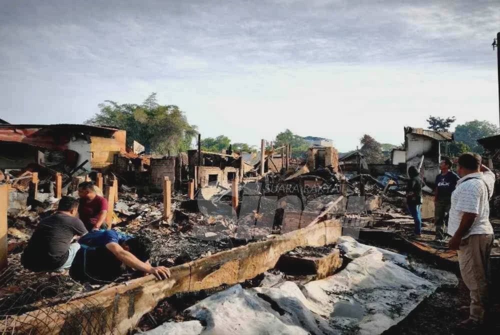 Image from: 29 rumah terbakar: Mangsa selongkar abu cari emas hangus
