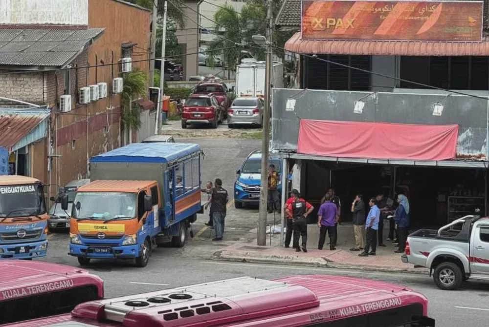 Image from: Tiga kedai depan Hentian Bas MBKT beroperasi tanpa lesen disita