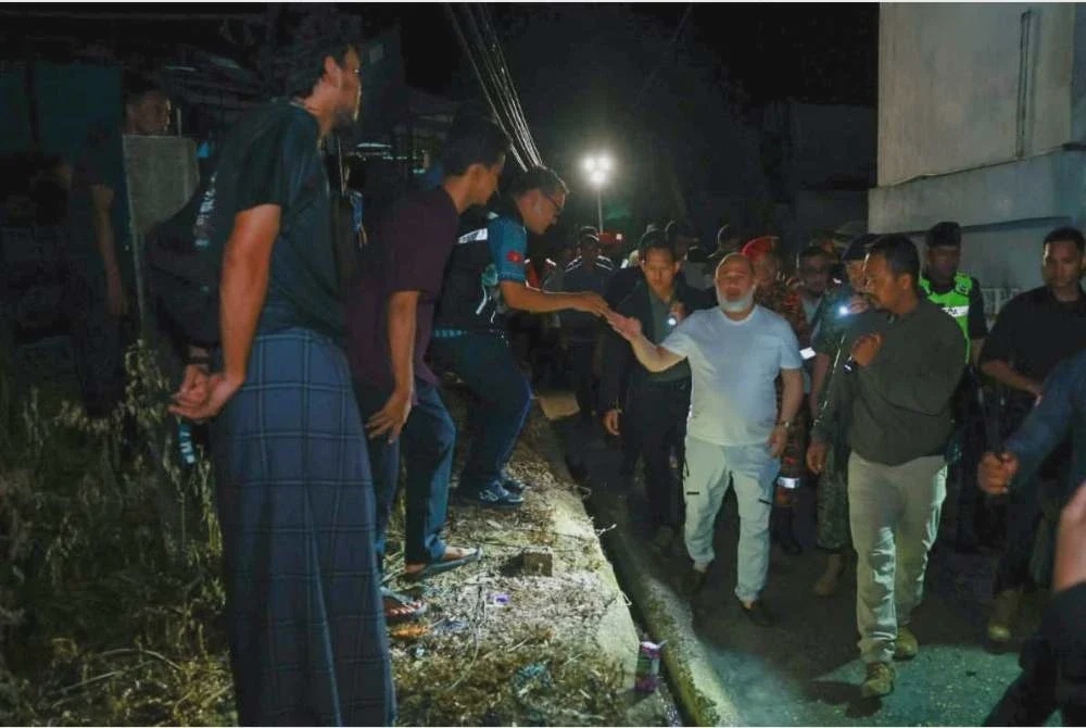 Image from: Sultan Kelantan lawat tapak 29 rumah terbakar, santuni mangsa