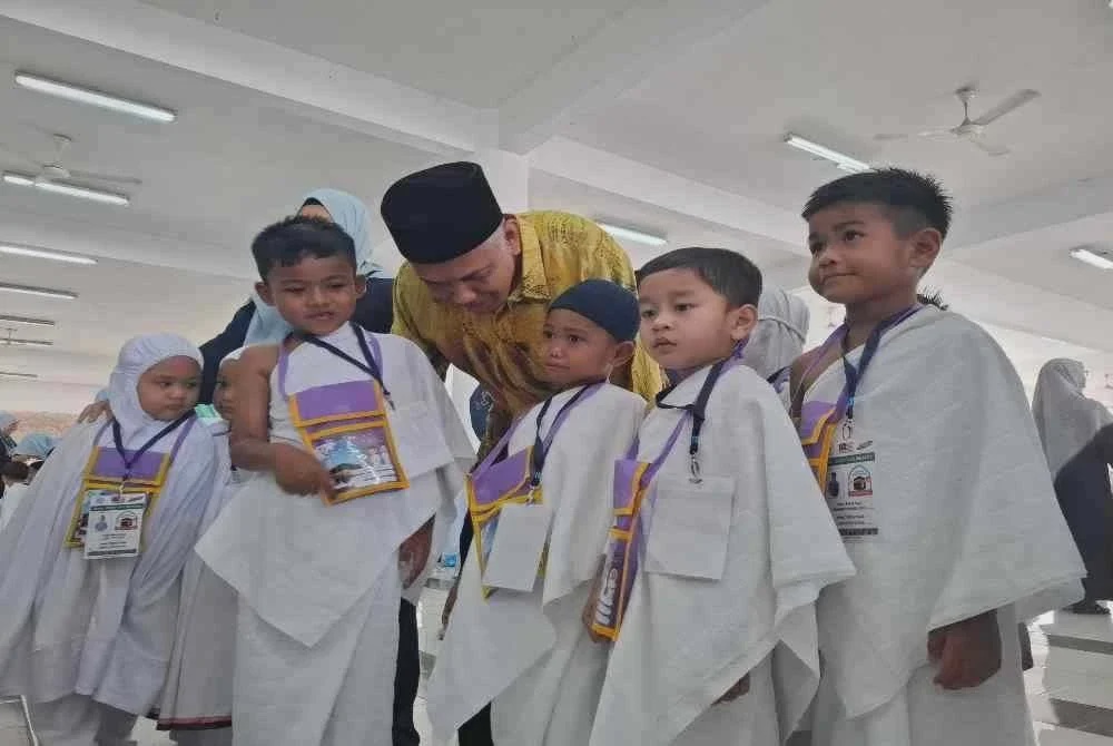 Image from: Tak puas hati rambut dipotong, sekumpulan pelajar didakwa tumbuk guru disiplin