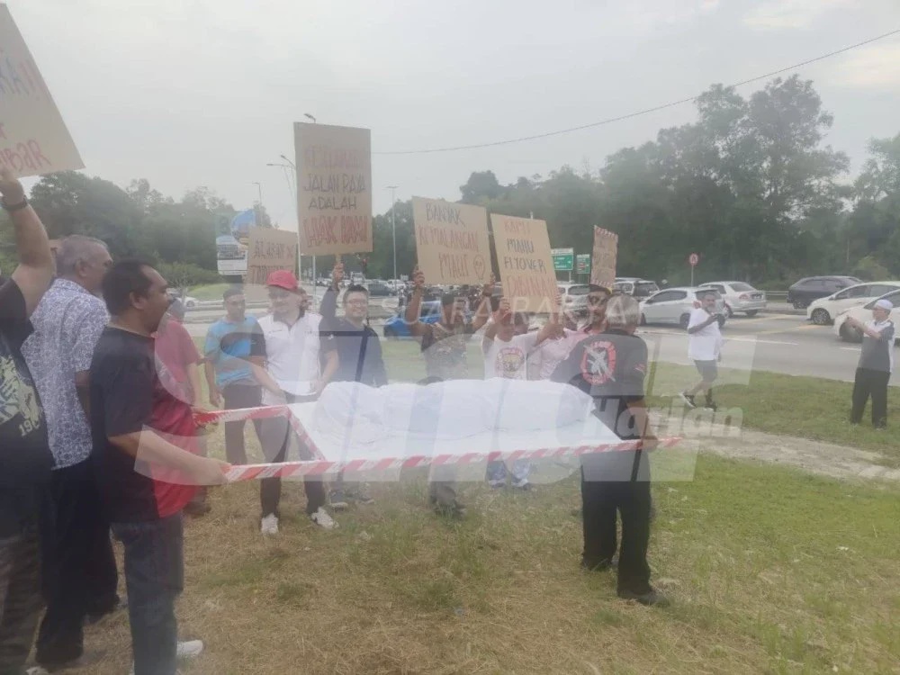 Image from: Penduduk usung replika jenazah, desak isu Persiaran Mokhtar Dahari diselesaikan segera