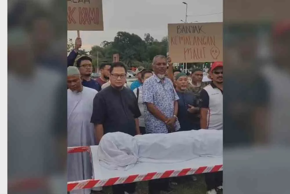 Image from: Penduduk usung replika jenazah, desak isu Persiaran Mokhtar Dahari diselesaikan segera
