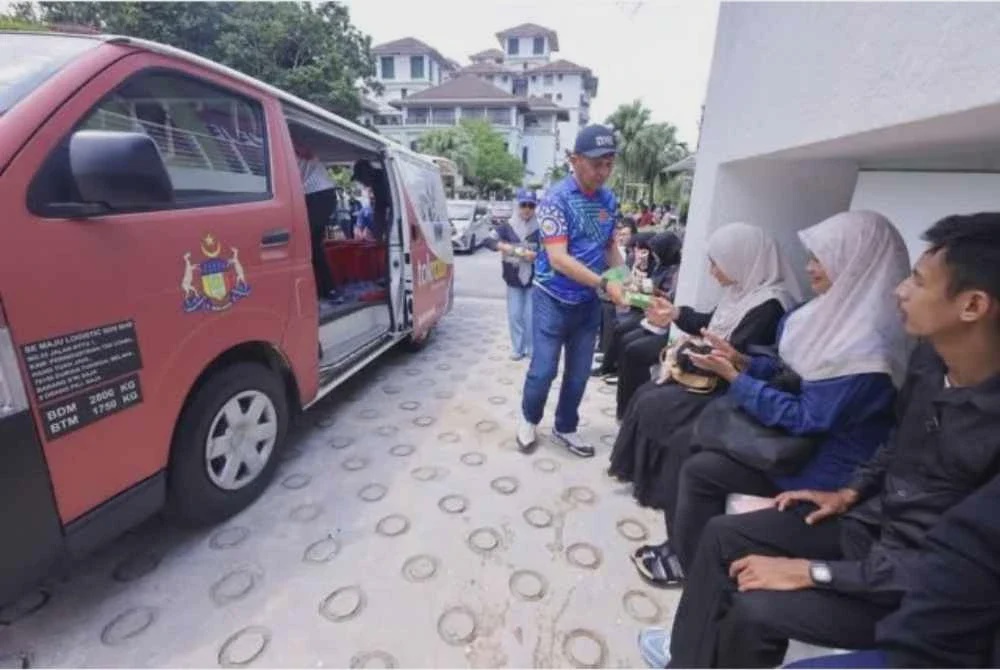 Image from: Beratur panjang cuba nasib kerja kilang, gaji bermula RM3,500