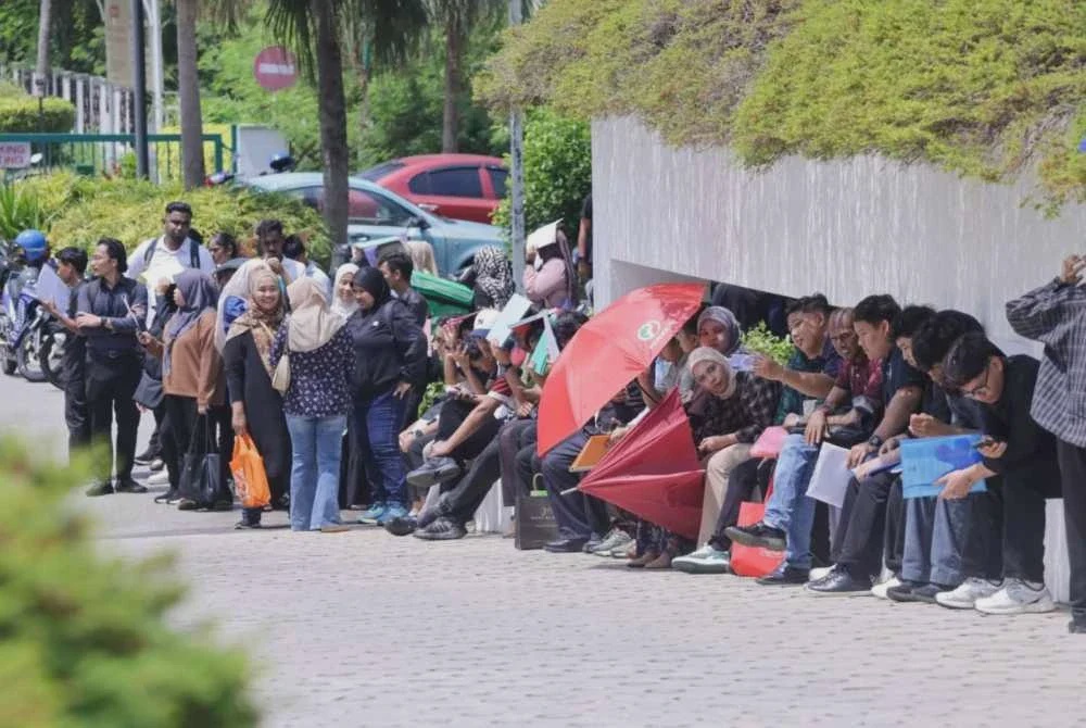 Image from: Beratur panjang cuba nasib kerja kilang, gaji bermula RM3,500