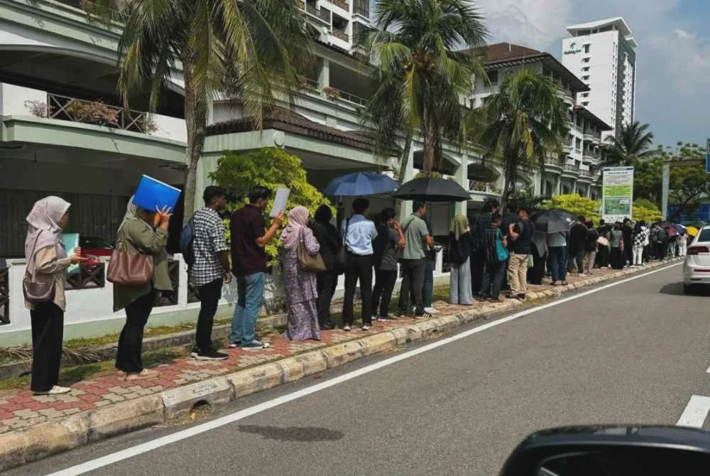 Image from: Beratur panjang cuba nasib kerja kilang, gaji bermula RM3,500