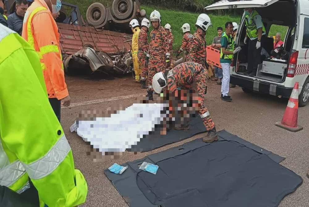 Image from: Empat termasuk bayi maut, kereta dinaiki dihempap treler terbalik