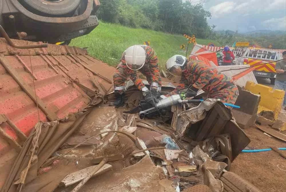 Image from: Empat termasuk bayi maut, kereta dinaiki dihempap treler terbalik