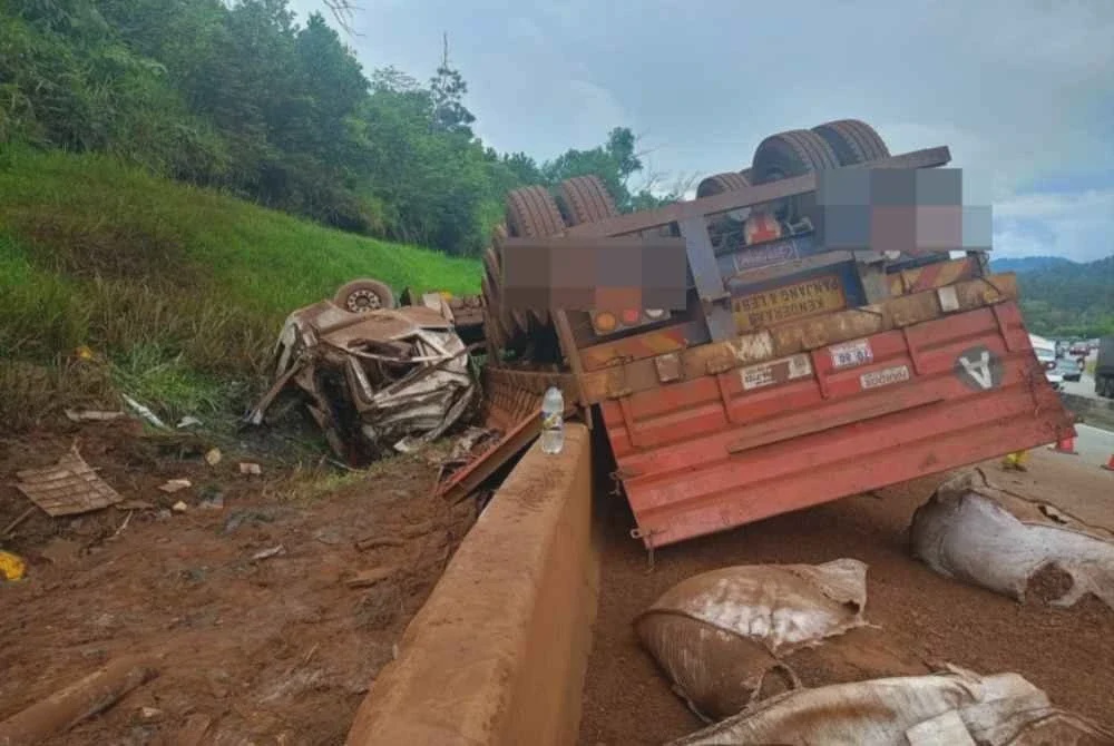 Image from: Empat termasuk bayi maut, kereta dinaiki dihempap treler terbalik