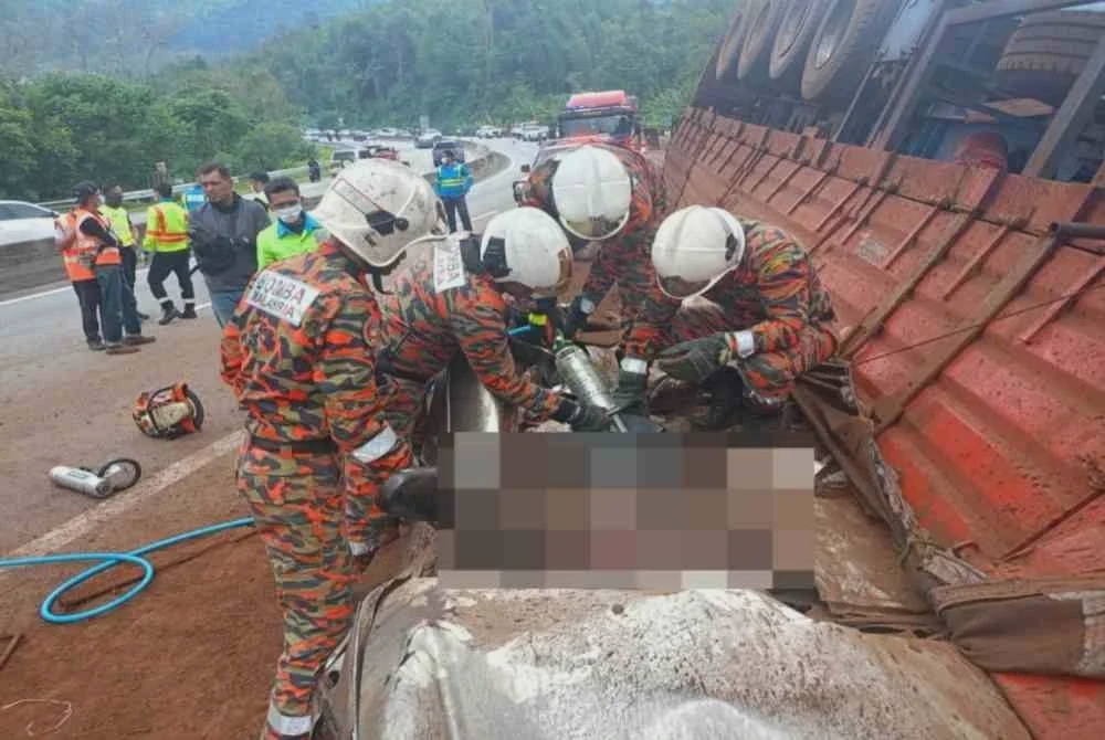 Image from: Empat termasuk bayi maut, kereta dinaiki dihempap treler terbalik
