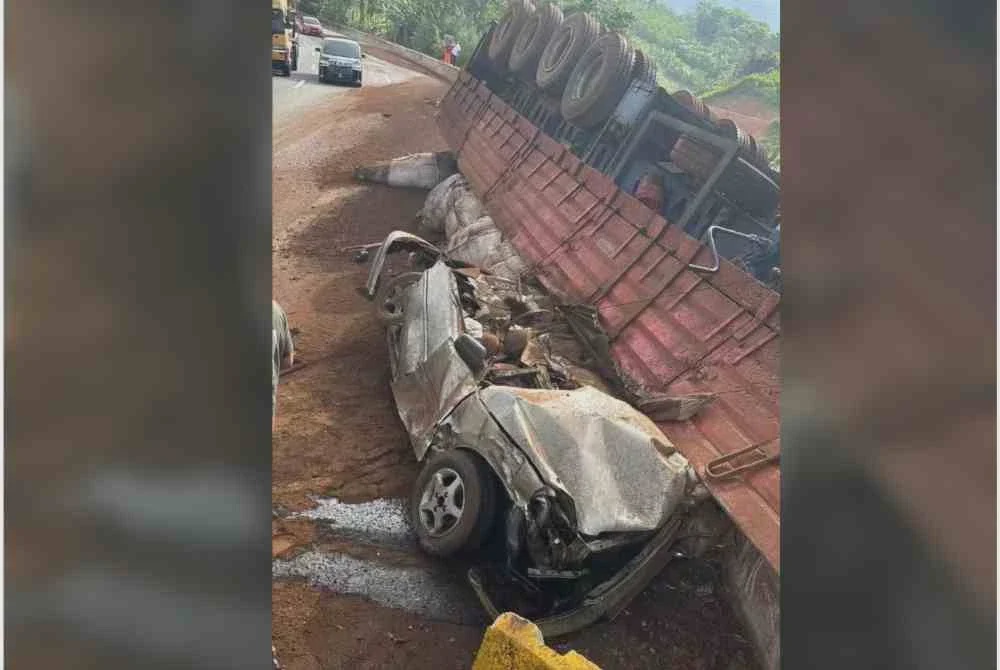 Image from: Empat termasuk bayi maut, kereta dinaiki dihempap treler terbalik
