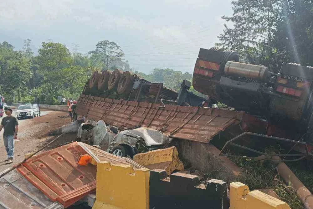 Image from: Treler terbabas hempap kereta, pemandu ada 15 rekod saman