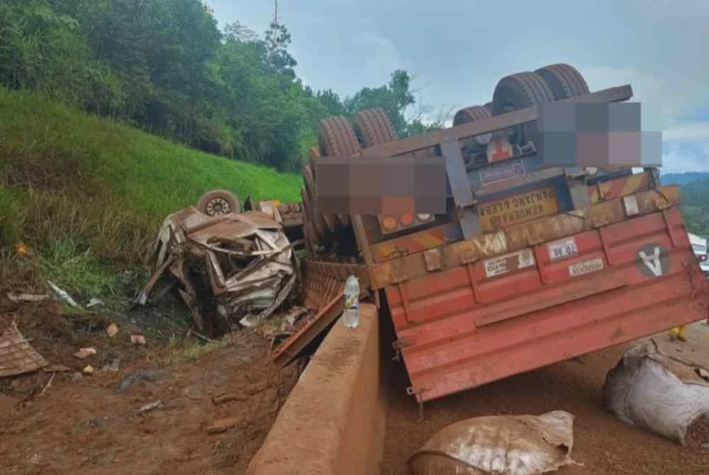 Image from: Nahas empat maut: Treler hempap kereta terbakar ketika dialih