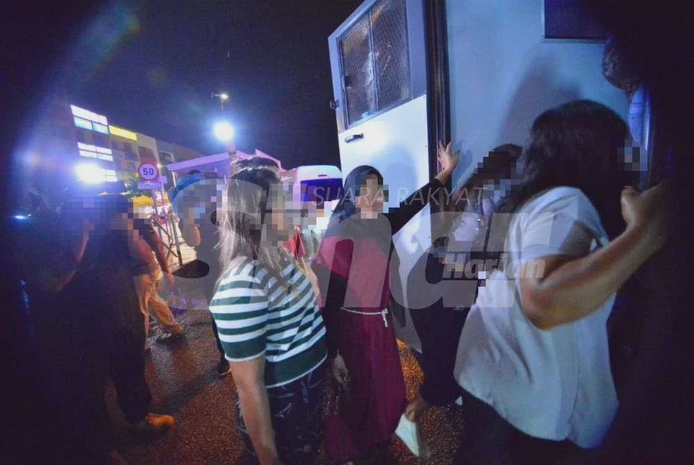 Image from: [VIDEO] Enggan diperiksa, warga asing bergelut dengan pegawai JIM