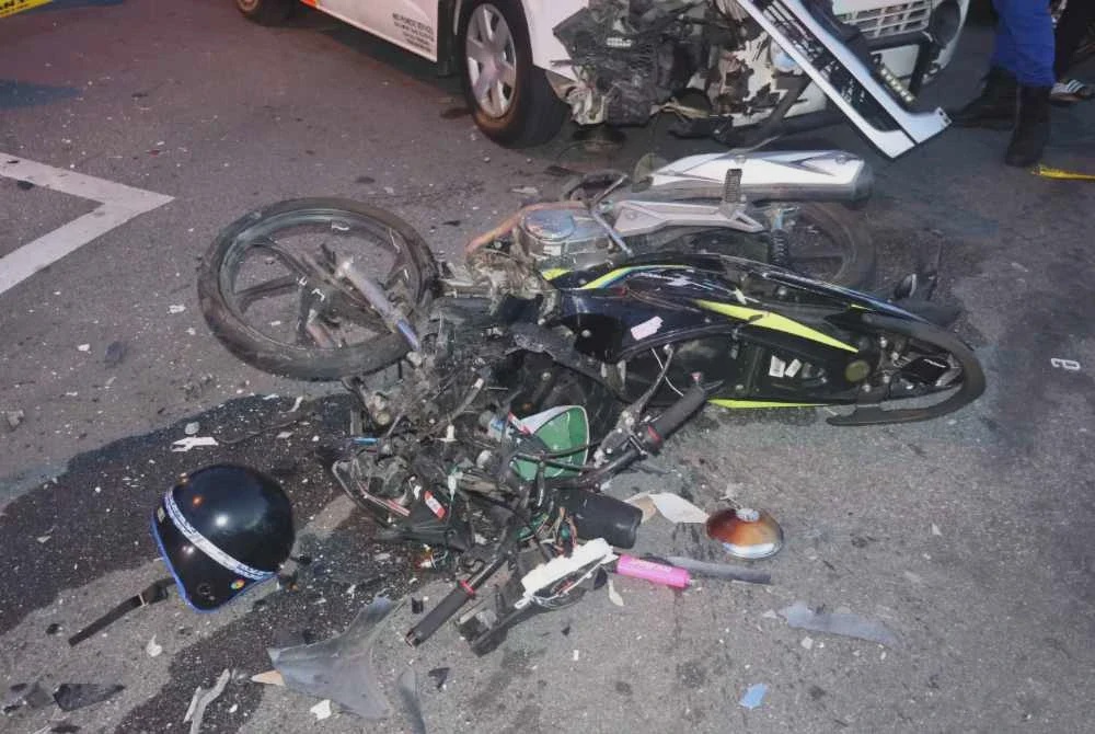 Image from: Remaja 14 tahun maut motosikal bertembung ambulans