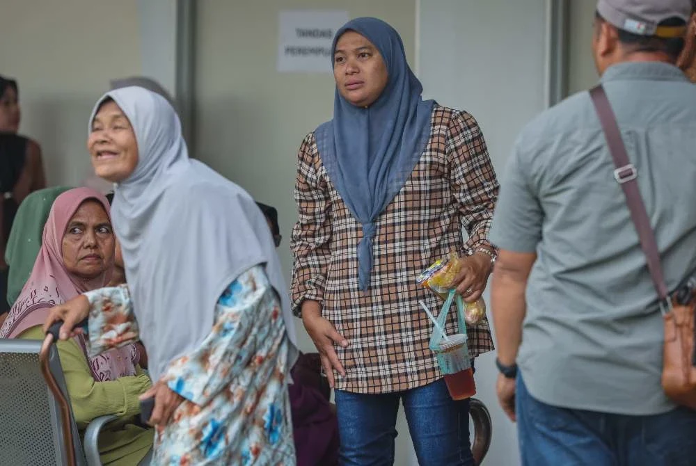 Image from: Jenazah Koperal Norazmi dikebumi selepas bedah siasat, Prebet Siti Khadijah dibawa pulang ke Johor