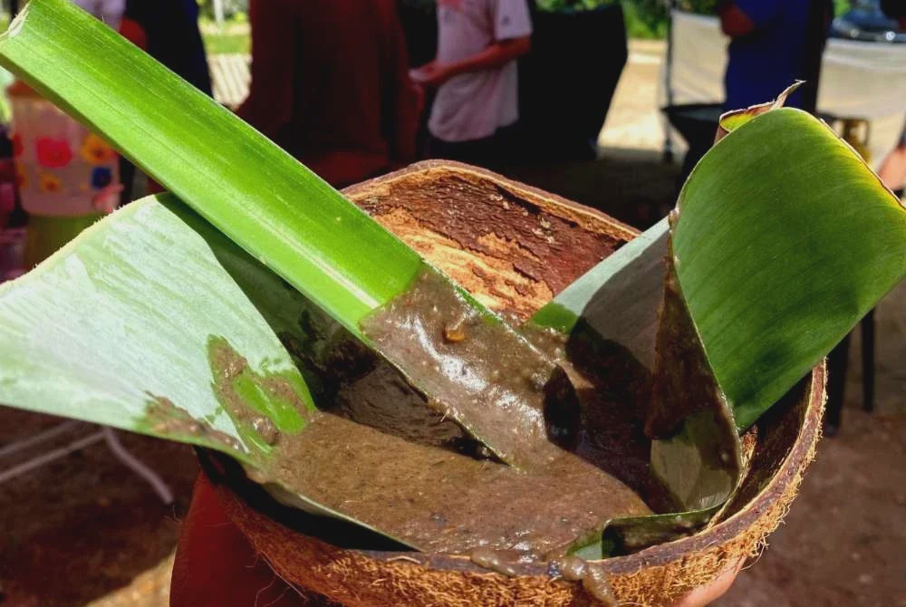 Image from: Makan bubur asyura guna tempurung, daun nanas