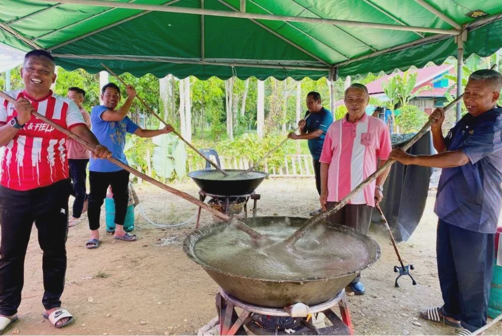Image from: Makan bubur asyura guna tempurung, daun nanas