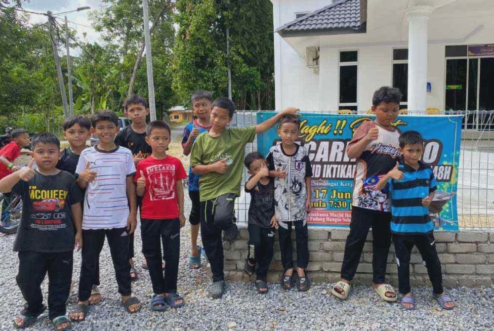 Image from: Makan bubur asyura guna tempurung, daun nanas