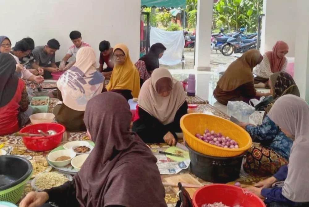 Image from: Makan bubur asyura guna tempurung, daun nanas