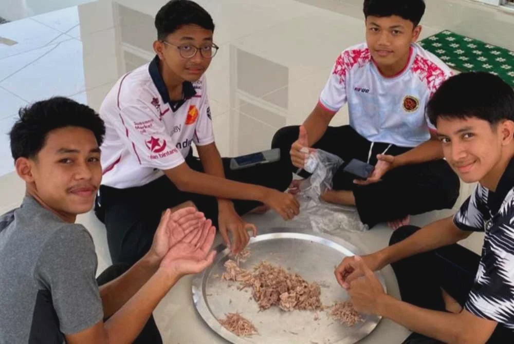 Image from: Makan bubur asyura guna tempurung, daun nanas