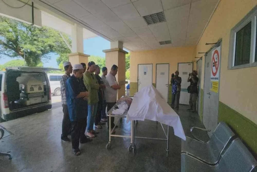 Image from: 'Arwah ada buat kejutan beri kek, tak sangka itu yang pertama dan terakhir' - Bapa Dr Mohamad Zekry