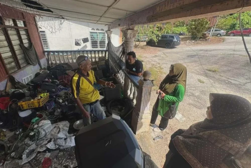 Image from: Tular makan ubi kayu goreng bersama kucing, Pak Cik Rosly rupanya penerima bantuan sejak 2018