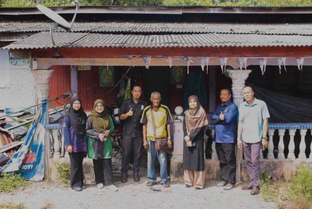 Image from: Tular makan ubi kayu goreng bersama kucing, Pak Cik Rosly rupanya penerima bantuan sejak 2018