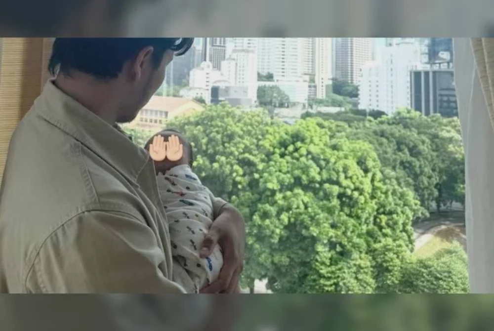 Image from: 'Selamat datang Muhammad Jarir Umar' - Amira Othman, Fattah Amin timang cahaya mata pertama