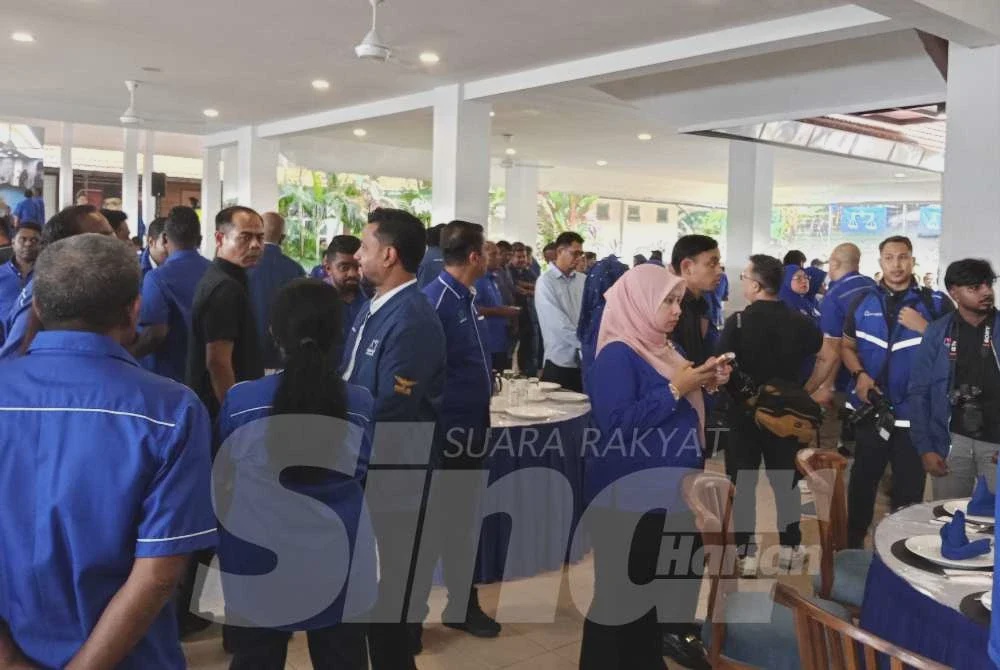 Image from: Pejabat UMNO Johor sesak, penyokong tunggu pengumuman calon BN
