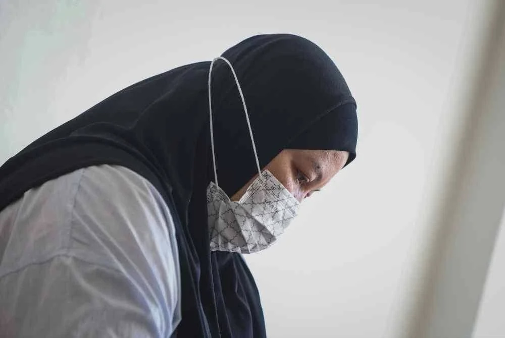 Image from: Bekas kerani didakwa pecah amanah, wang RM33,827 masuk akaun sendiri, suami
