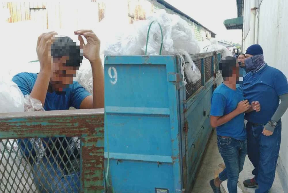 Image from: [VIDEO] Warga asing menyorok dalam tong sampah elak dicekup