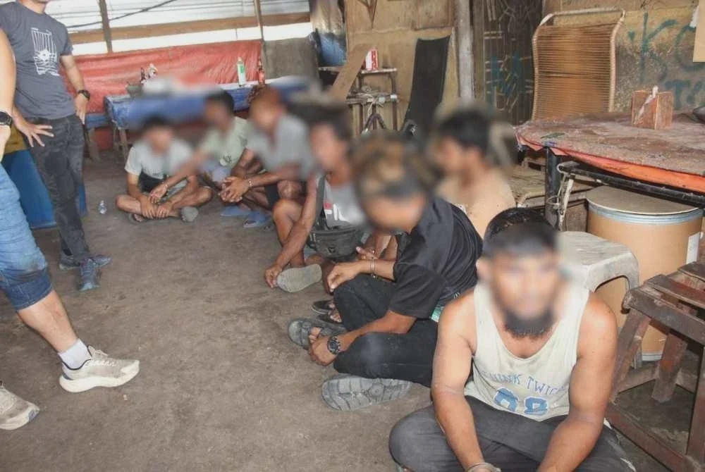 Image from: PATI cuba langgar pegawai Imigresen dengan MPV