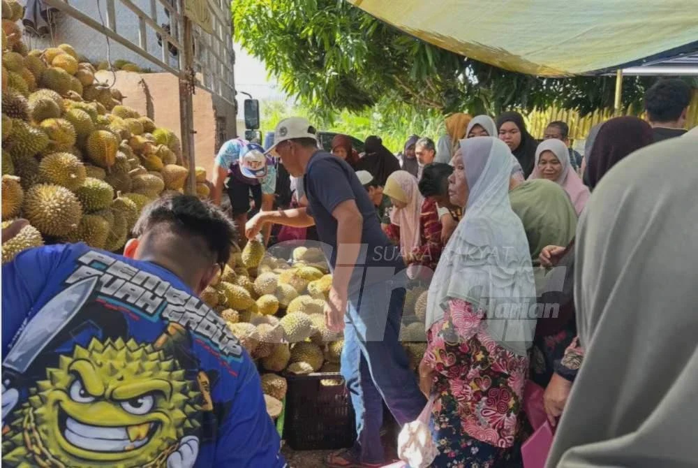 Image from: Peniaga durian jual serendah RM1.30 sekilo, harga rawak ditentukan dalam live
