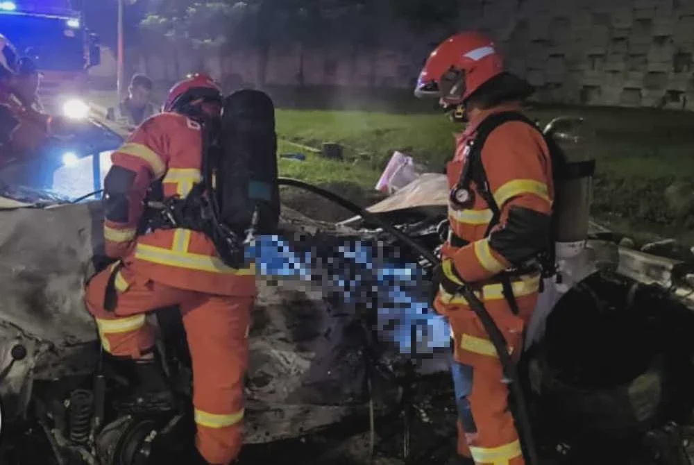 Image from: Dua rentung kereta terbakar