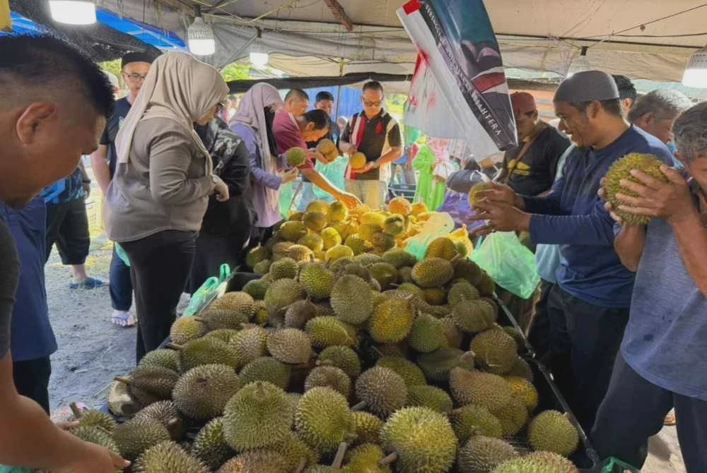 Image from: Peniaga jual durian RM1 sebiji, dapat sambutan luar biasa