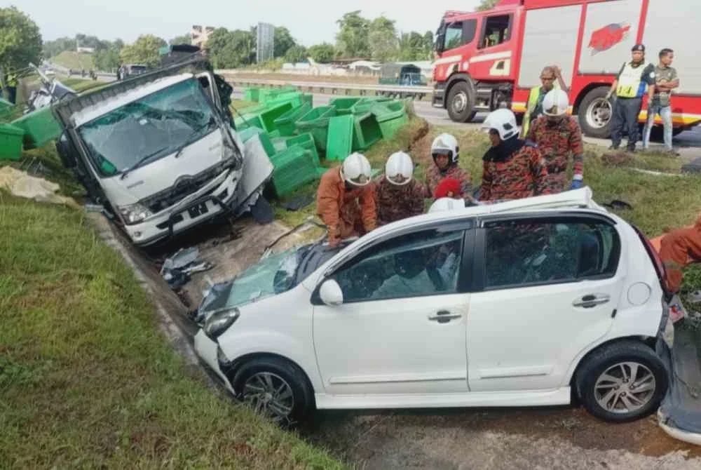 Image from: Nahas 3 kenderaan: Mangsa dirempuh ketika berhenti di lorong kecemasan
