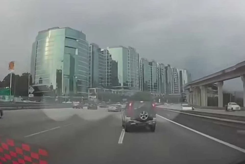 Image from: Pemandu Perodua Kembara larikan diri selepas rempuh dua kenderaan
