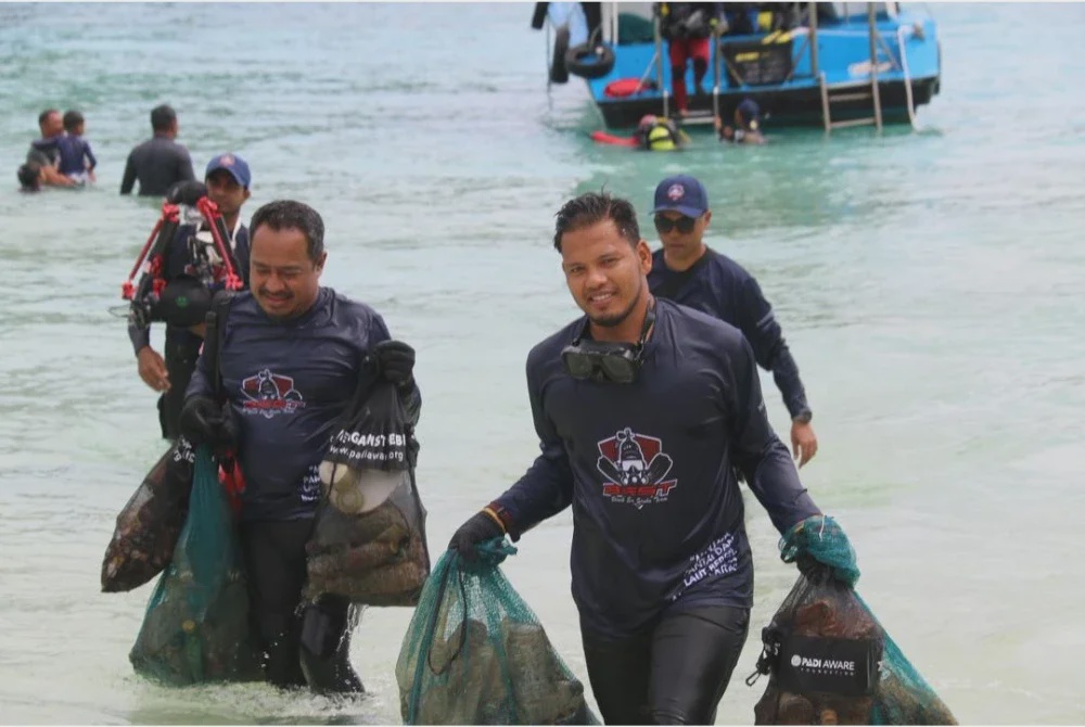 Image from: Sukarelawan kutip 354.68 kg sisa marin di Pulau Redang