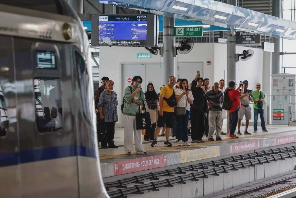 Image from: Hari pertama operasi LRT3: Pengguna beri reaksi positif, mesra OKU
