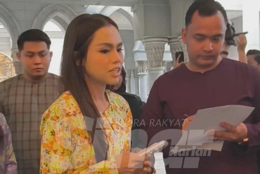 Image from: Doakan Syed Saddiq - Bella